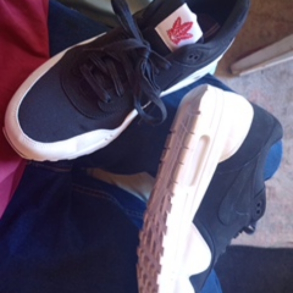 Shors - Picture 2 of 2